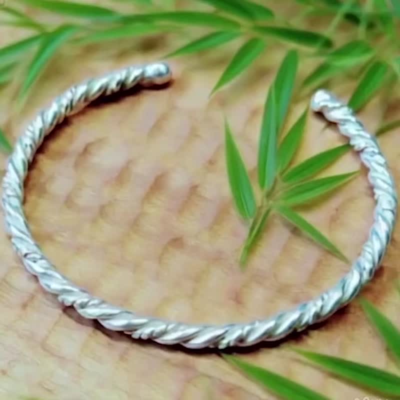 【Captain Flint手作银饰】缱绕流光 999 纯银麻花手环 手镯 - 手链/手环 - 纯银 灰色