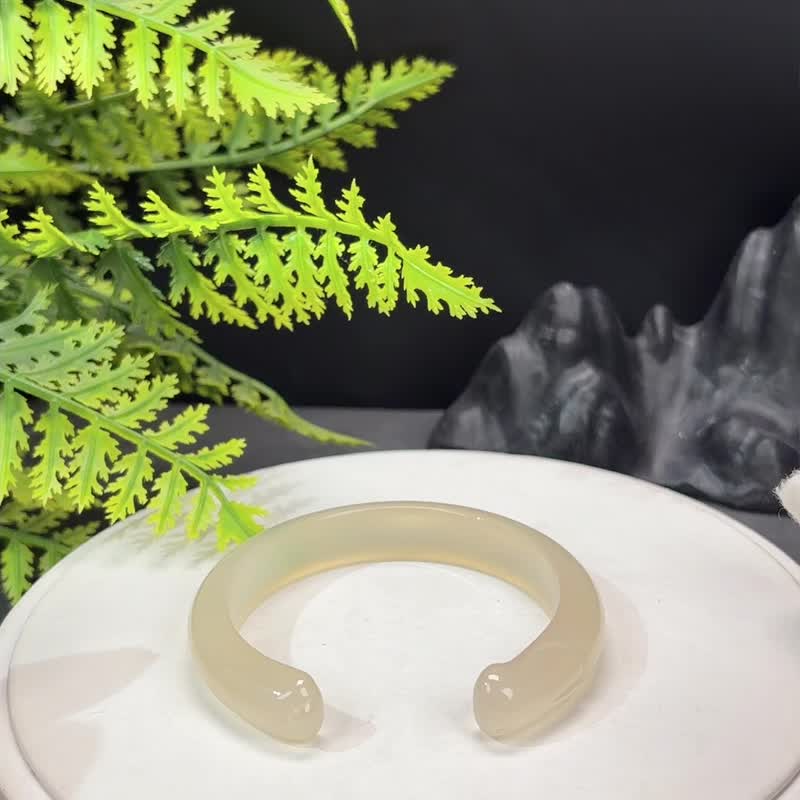 浅香槟金 玛瑙开口手镯 56MM 冰润起光手工雕刻萌兔 平安富贵招财 - 手链/手环 - 半宝石 金色
