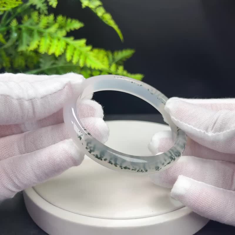 高品质 白色玛瑙手镯 59MM 冰润起刚飘绿朱砂点玉髓手环 自信魅力 - 手链/手环 - 半宝石 