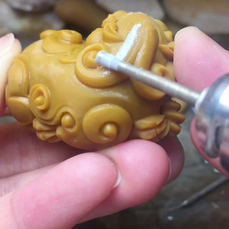 【貔貅】招财辟邪小手把件 天然黄蜡石  也可作吊坠 挂件 手工 - 吊饰 - 玉石 橘色