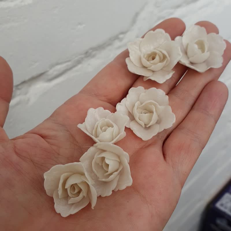 Pearl Roses Flower Polymer Clay 2 cm, Floral beads making jewelry - 零件/散装材料/工具 - 塑料 白色