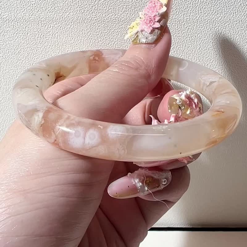 樱花玛瑙手镯 玛瑙手镯 冰飘小花 绿朱砂 招财 圆条54-55可戴 - 手链/手环 - 玉石 