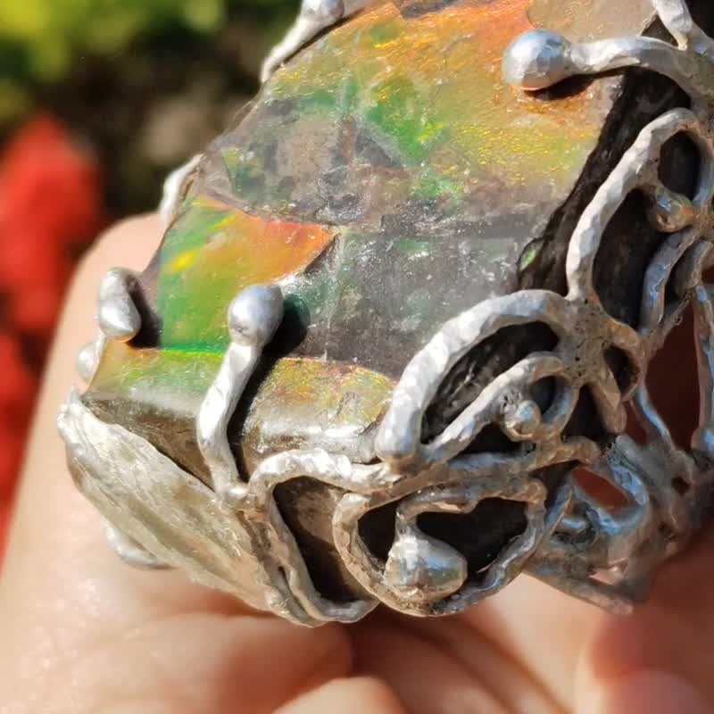斑彩石原矿手工银戒 纯银戒指~**缤**~ Ammolite Silver Ring - 戒指 - 纯银 