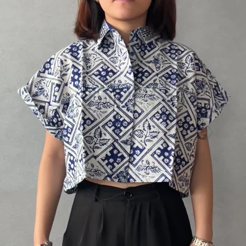 印尼蜡染可爱少女风短版衬衫 PUPUT - 蓝瓷砖 - PUP020 - 女装上衣 - 棉．麻 蓝色