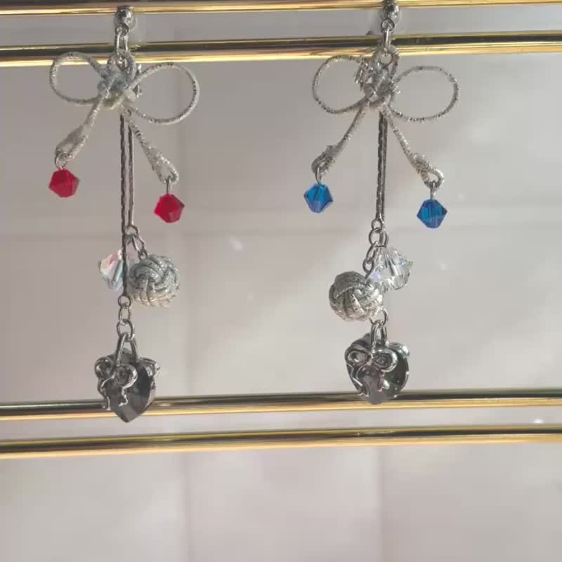 丝带和水晶耳环 穿针耳环 红 蓝 黑 Mizuhiki 轻 心形 - 耳环/耳夹 - 玻璃 银色