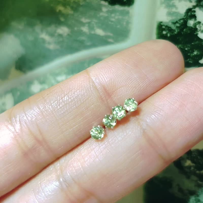 SV925 迷你橄榄石单钻耳环(耳夹) 3mm 皇冠六爪镶 养耳棒 - 耳环/耳夹 - 水晶 绿色