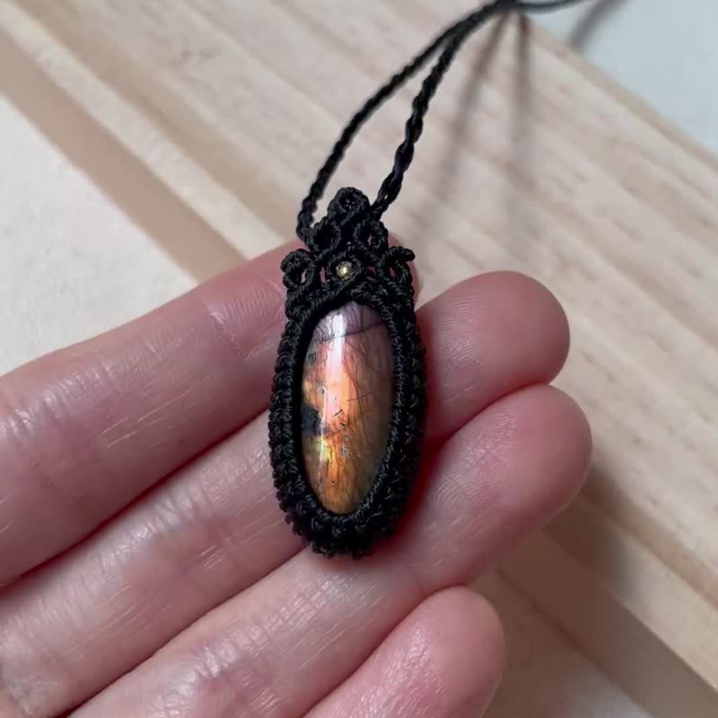 作品展示/蜡线编织/低调暖橘光拉长石项链/简约黑色 - 项链 - 水晶 黑色