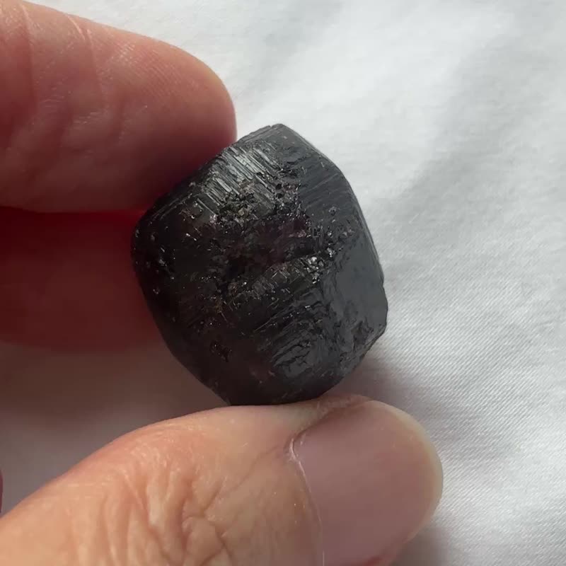 天然大颗粒 酒红色 石榴石 原石 原矿 矿标 摆件 - 摆饰 - 水晶 红色
