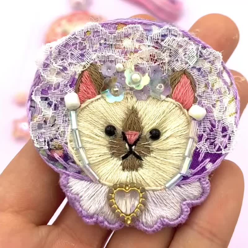(粉紫色)魔法贵族猫学生。手工刺绣胸针/ 匙扣/ 挂饰 (可定制化) - 胸针 - 绣线 紫色