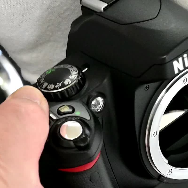 Nikon D40X 10.2 MP 数位单眼反光相机 - 黑色（仅机身）2100 快门计数 - 相机 - 塑料 黑色