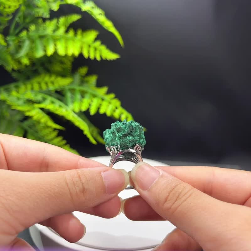 孔雀石活口戒指 随形原石标本 火焰纹手工指环 S925银 凝聚协调 - 戒指 - 宝石 绿色