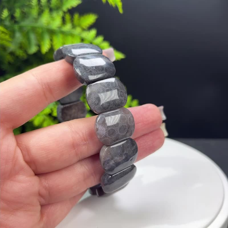 精品 天然珊瑚玉手排 黑灰色 玉化 柠檬片 凤尾纹 - 手链/手环 - 半宝石 多色