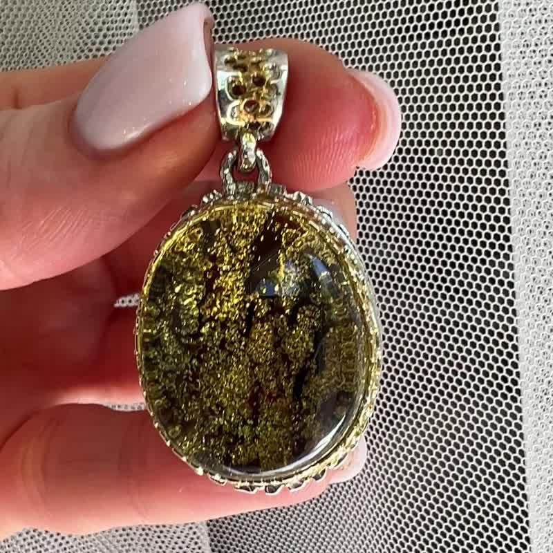 大型琥珀坠子 下面有天然未处理的皮壳现 代绿色琥珀坠子 - 项链 - 半宝石 透明