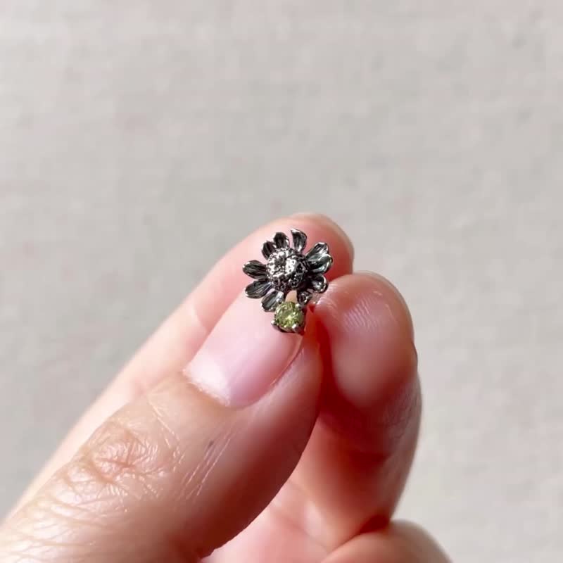 纯银洋甘菊橄榄黄锆石耳环 - 耳环/耳夹 - 纯银 银色