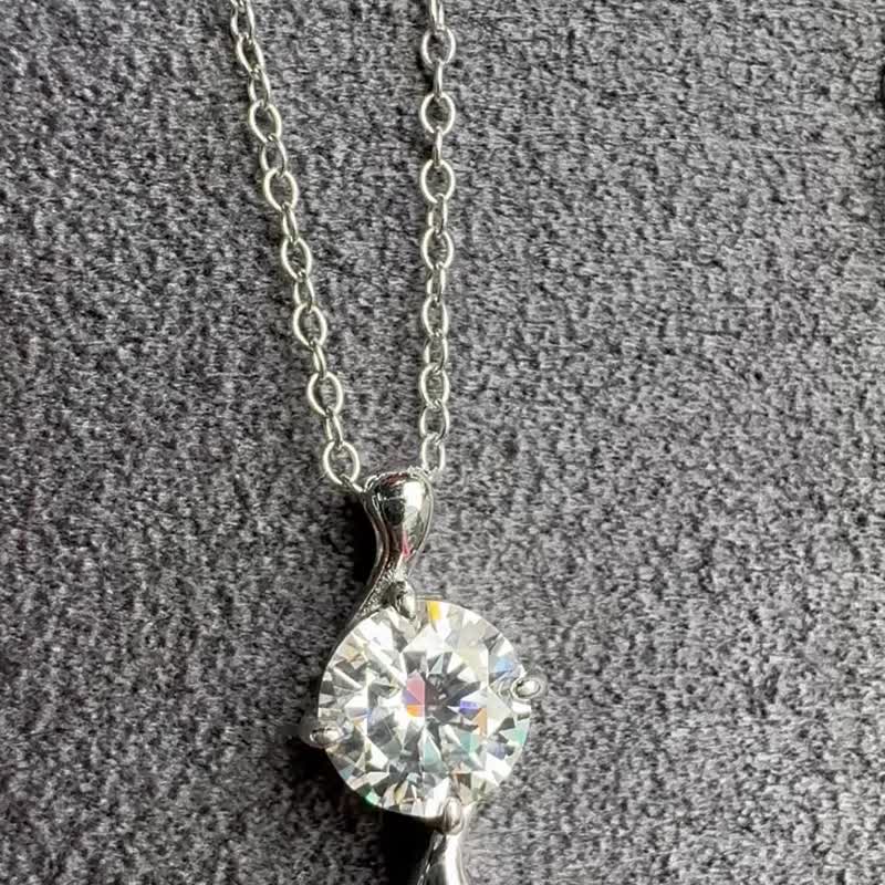 1 克拉八心八箭 莫桑钻项链 流线极简设计 - 项链 - 银 