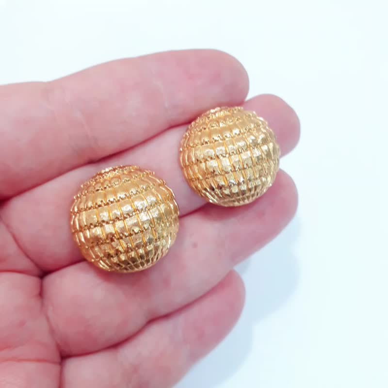 Vintage clip-on earrings signed Monet - 耳环/耳夹 - 其他金属 金色