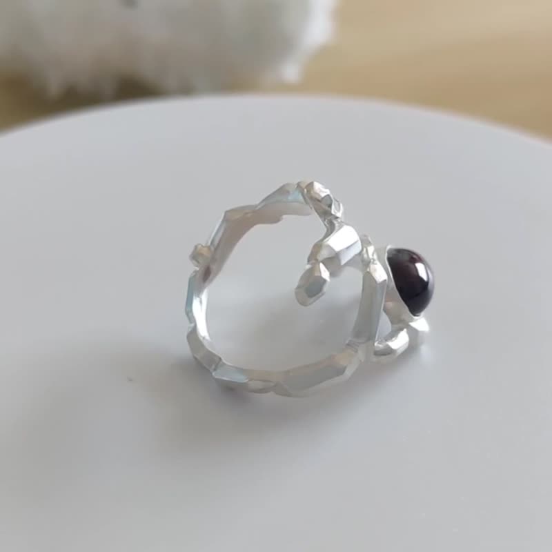 990银镶嵌石榴石晶柱多圈开口戒指 - 戒指 - 宝石 银色