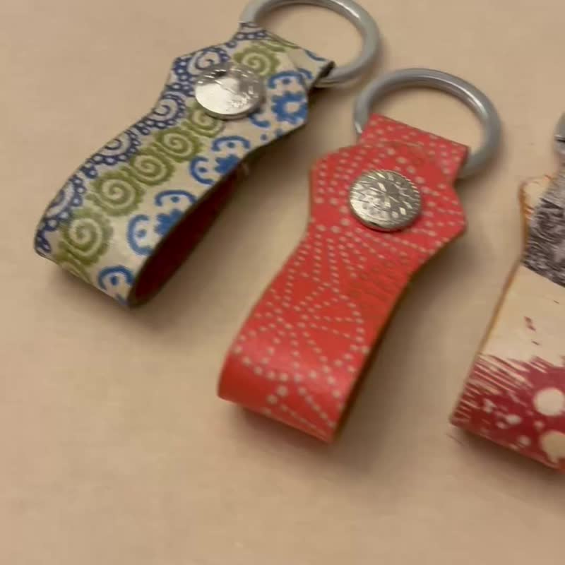 皮革拼贴钥匙圈 圣诞 交换礼物 蝶古巴特 纸艺拼贴 - 钥匙链/钥匙包 - 真皮 咖啡色