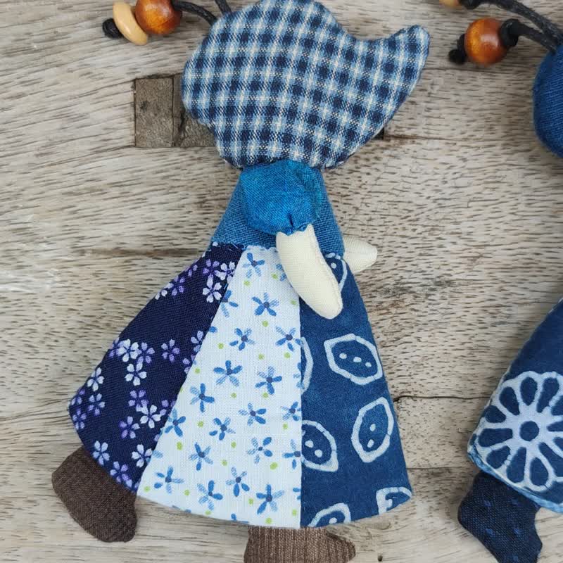 Sue Keychain - 小女孩手工刺绣钥匙扣 - 钥匙链/钥匙包 - 棉．麻 蓝色