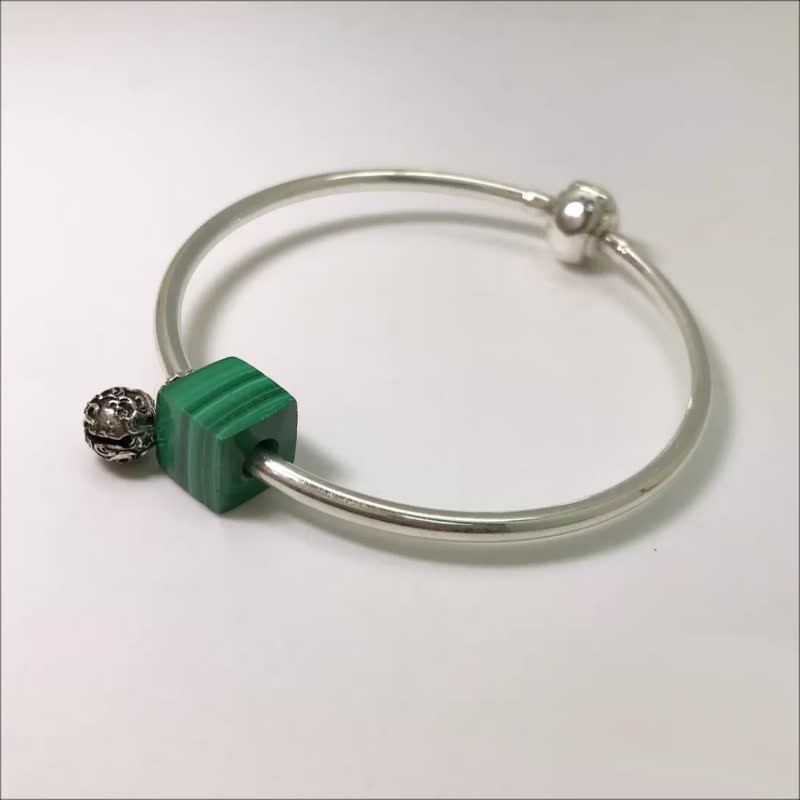 925纯银宝石手环 孔雀石立方珠款 天然石手链 银珠铃铛 手围21cm - 手链/手环 - 纯银 绿色