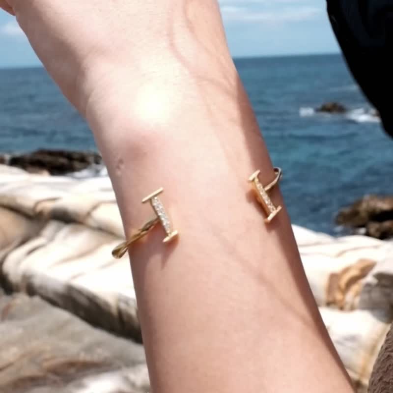 SUNLIT SHORES— 真金镀18K C型锆石手环生日 礼物情人节 - 手链/手环 - 其他金属 