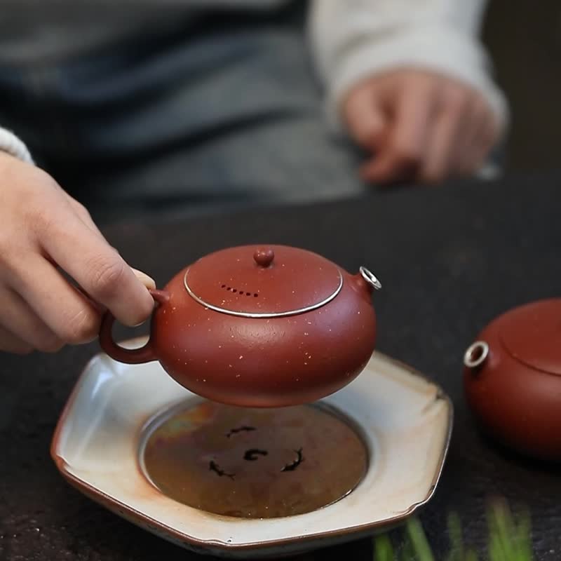 宜兴原矿朱泥 扁西施款式二包银工艺 传统手工紫砂壶家用泡茶壶 - 茶具/茶杯 - 陶 红色