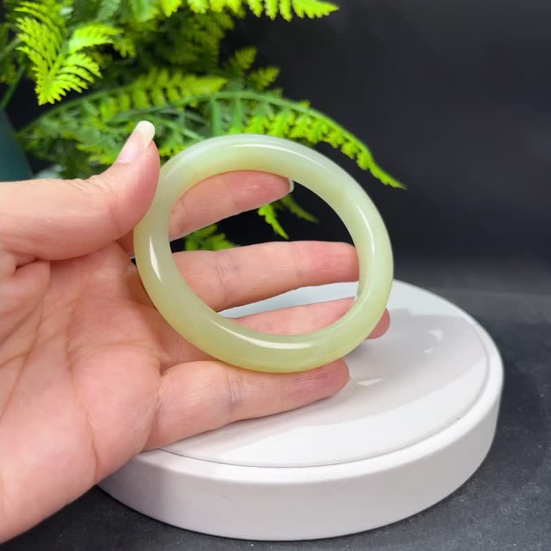 岫岩玉手镯 60MM 油润浅色奶黄绿 天然玉手环 温婉坚韧舒雅气质 - 手链/手环 - 玉石 