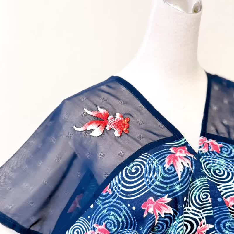 Musetti专属蓝色肩半透明刺绣红色金鱼绿水草涟漪四角衣四方衣 - 女装背心 - 棉．麻 蓝色