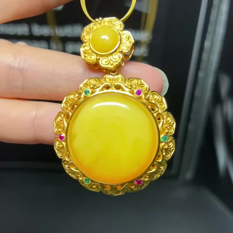 天然波罗的海蜜蜡吊坠 俄料鸡油黄 成色美无杂裂  s925银镀金镶嵌 - 吊饰 - 水晶 