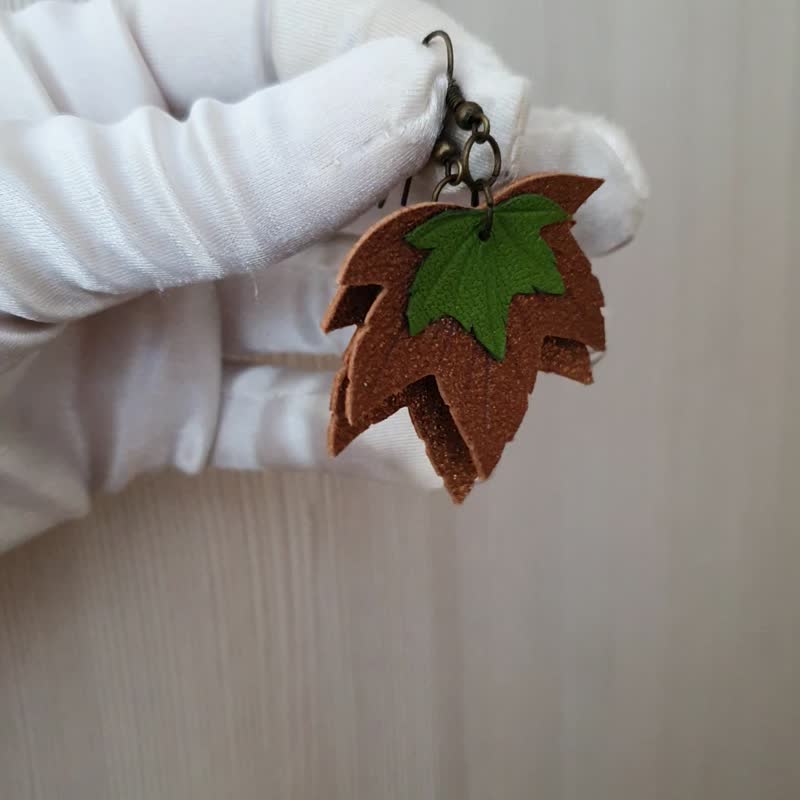 耳環 green leather earrings for her Leather women's jewelry - 耳环/耳夹 - 真皮 绿色