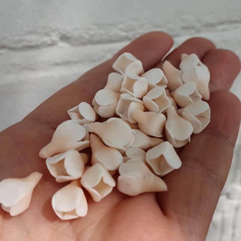 White/Beige Buds Flower 10-12mm, Beige inside, white at the edges of the petals - 零件/散装材料/工具 - 塑料 白色