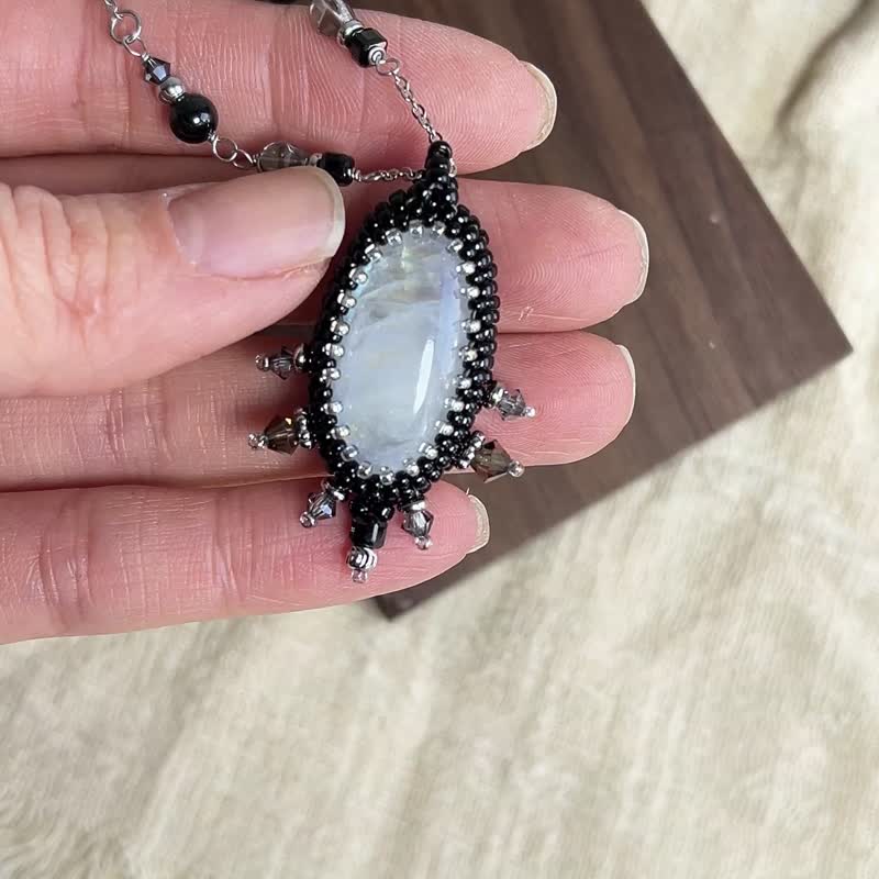 玻璃米珠x天然石 月亮石 串珠吊坠 配宝石链 - 项链 - 水晶 黑色