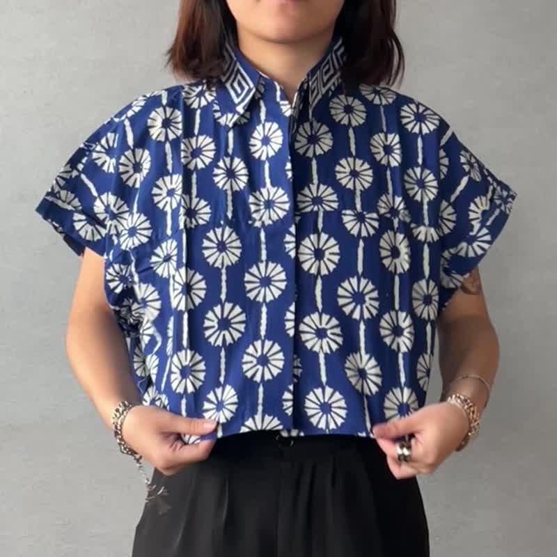 印尼蜡染可爱少女风短版衬衫 PUPUT - 蓝太阳 - PUP021 - 女装上衣 - 棉．麻 蓝色