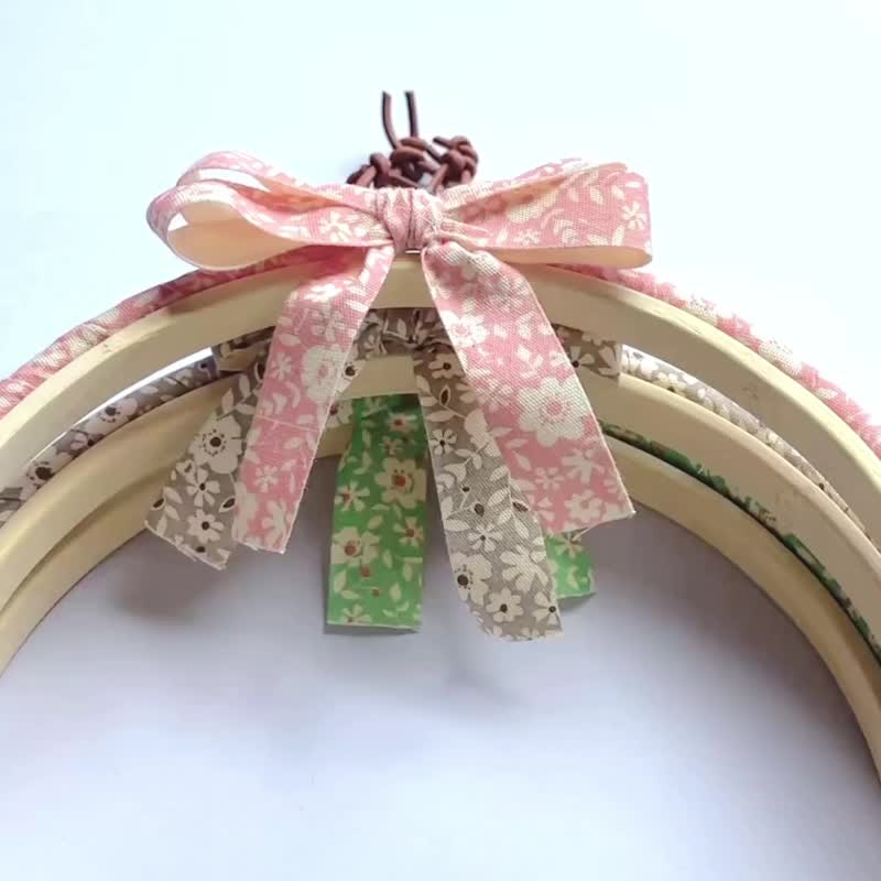 3 件套花卉布面刺绣框 附悬挂蝴蝶结 装饰展示框 - 墙贴/壁贴 - 竹 黄色