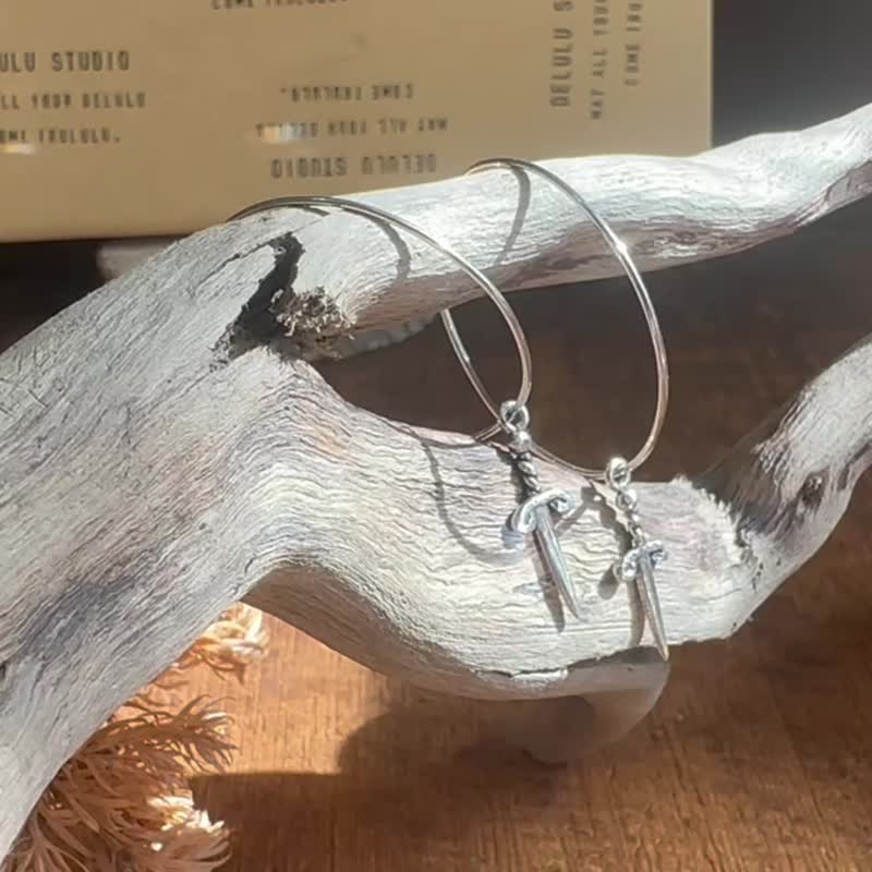 手作金工— 银刃之誓 925纯银耳环 宝剑造型 垂坠耳环 两用式圈圈 - 耳环/耳夹 - 纯银 银色