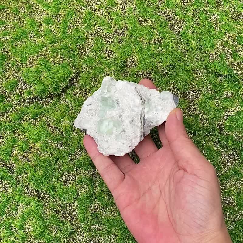 天然原矿疗愈系香花领薄荷绿冰透体萤石 白色砂糖 增智慧 疗愈 - 摆饰 - 水晶 多色