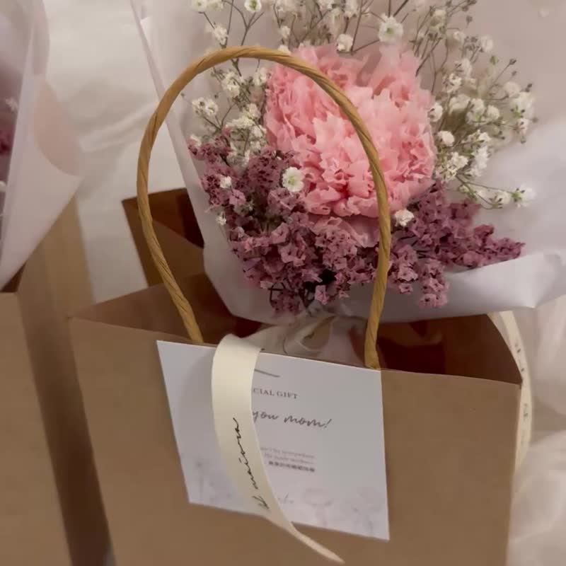 预购【2025母亲节花束】迷你粉康乃馨花束-附牛皮提袋+小卡 - 干燥花/捧花 - 植物．花 粉红色