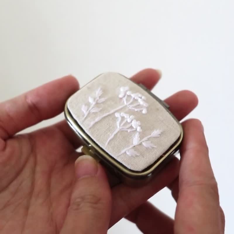 手刺绣迷你药盒・附镜 - 其他 - 其他金属 