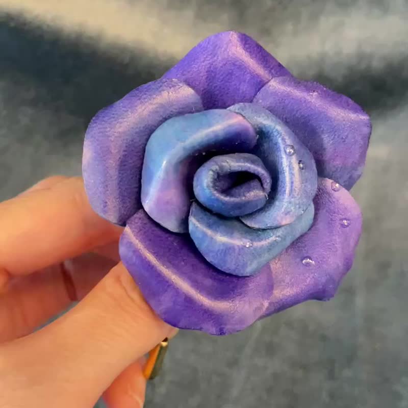 定制化礼物 皮革花手染玫瑰花胸针 配仿水珠点缀 加大码 - 摆饰 - 真皮 多色