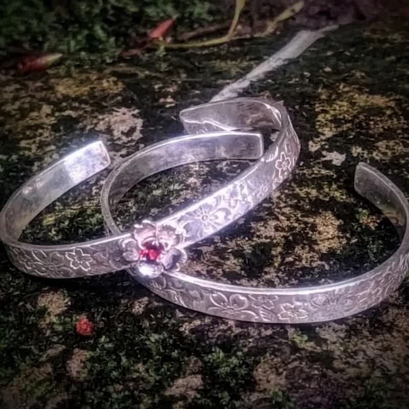 【Captain Flint手作银饰】花语流银 樱花纹饰 999纯银手镯 手环 - 手链/手环 - 纯银 银色