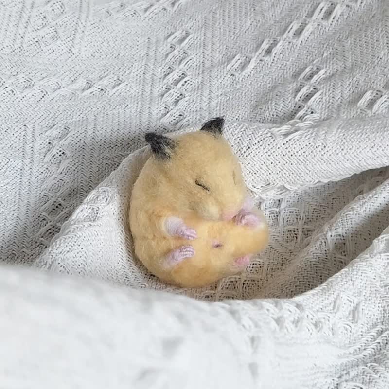 【订制】拟真黄金鼠羊毛毡 / 梦甜甜坐姿睡觉款 / 仓鼠疗愈手作摆 - 编织/刺绣/羊毛毡/裁缝 - 羊毛 橘色