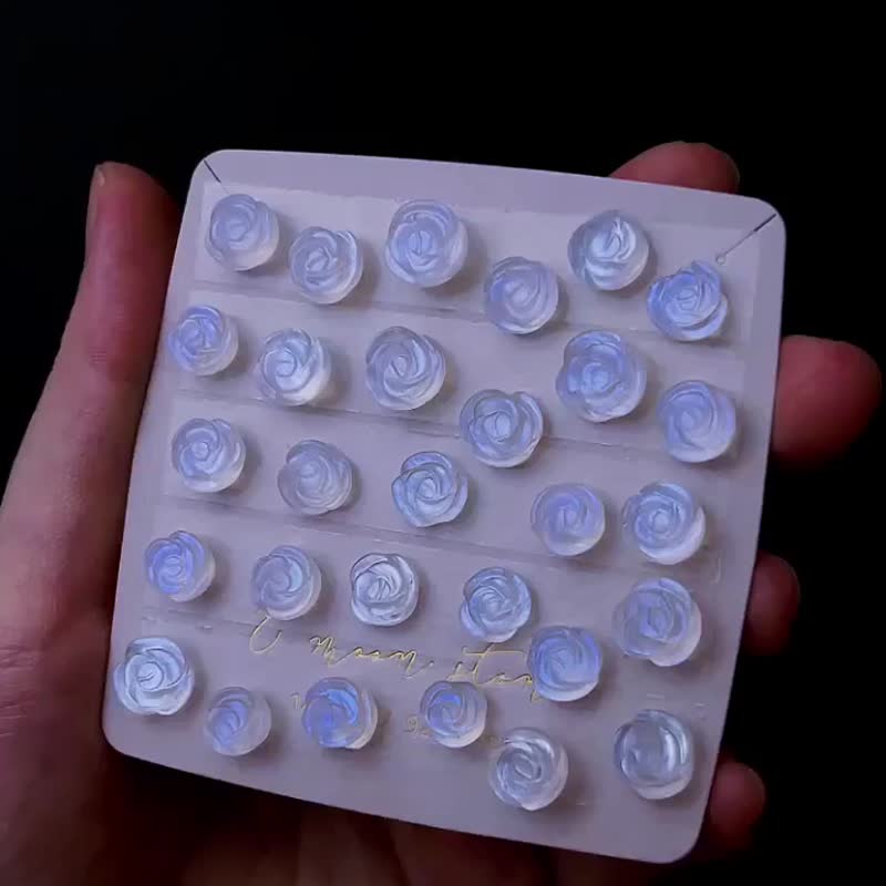 天然蓝晕月光石玫瑰花 纯银耳针 - 耳环/耳夹 - 水晶 蓝色