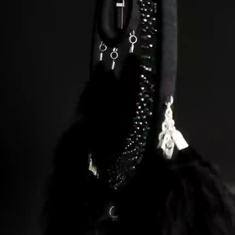 Large black crescent moon Dream catcher with aventurine crystal เครื่องดักฝัน - 墙贴/壁贴 - 玻璃 黑色