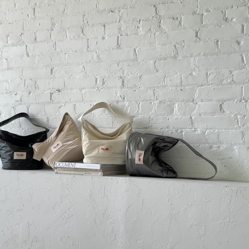 韩国 The Ally | Bold bag 볼드백 | 韩系质感水桶包(附化妆包) - 手提包/手提袋 - 尼龙 卡其色
