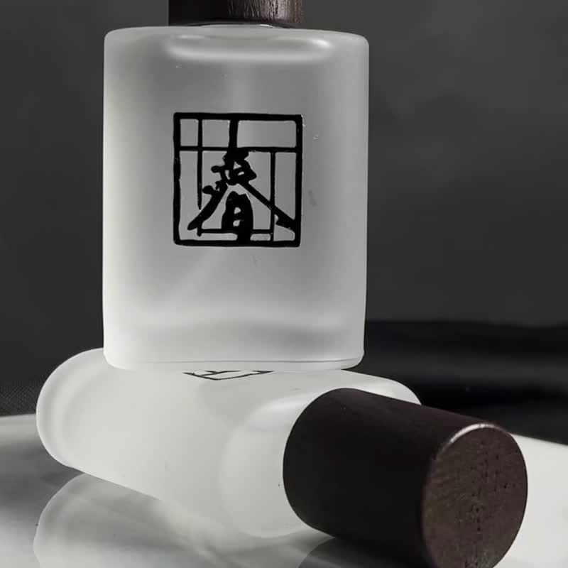 泷 Ambergris Fall 衣物香氛喷雾 - 香薰/精油/线香 - 玻璃 白色