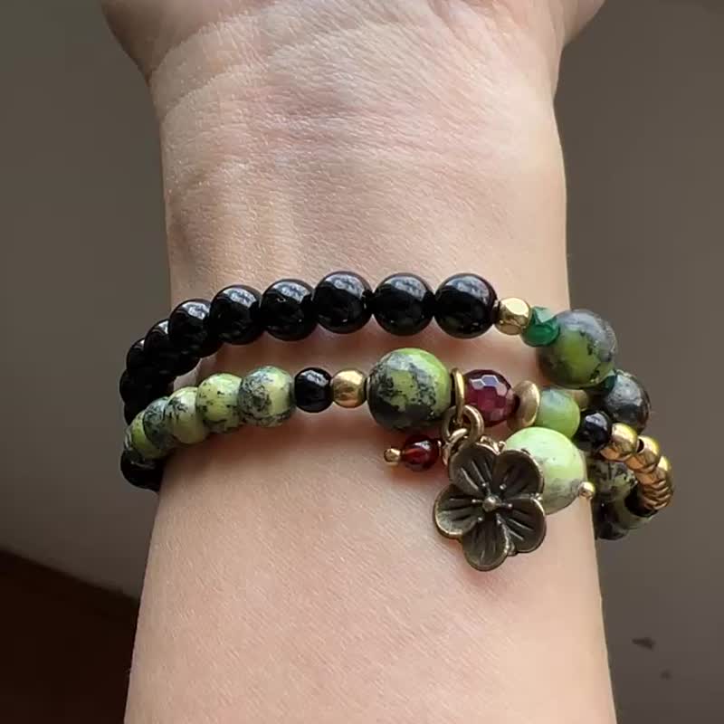 ||沙漠杜鹃|| 绕二圈手珠配小花古铜坠饰。红石榴/蛇纹石/孔雀石 - 手链/手环 - 水晶 多色
