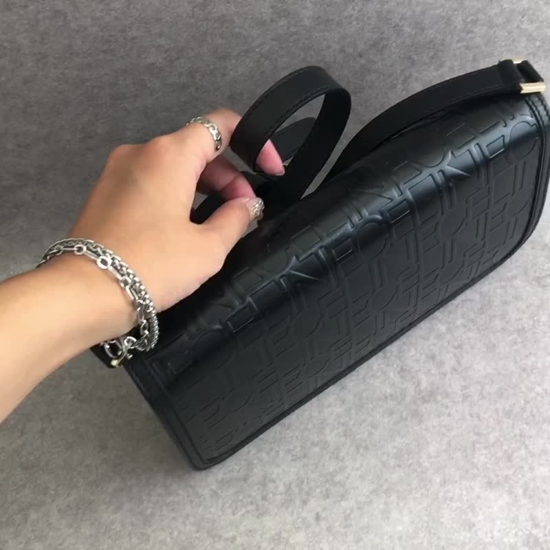 【日本直送 名牌古着包】CELINE  સેલિન 侧背包 黑色 压印LOGO 皮革 迷你包 vintage 古着 z7yz82 - 侧背包/斜挎包 - 真皮 黑色
