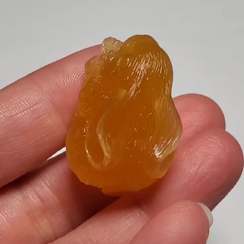 【宝福兔】天然琥珀金绞蜜磨砂雕刻带俏色宝福兔吊坠项链锁骨链 - 项链 - 宝石 