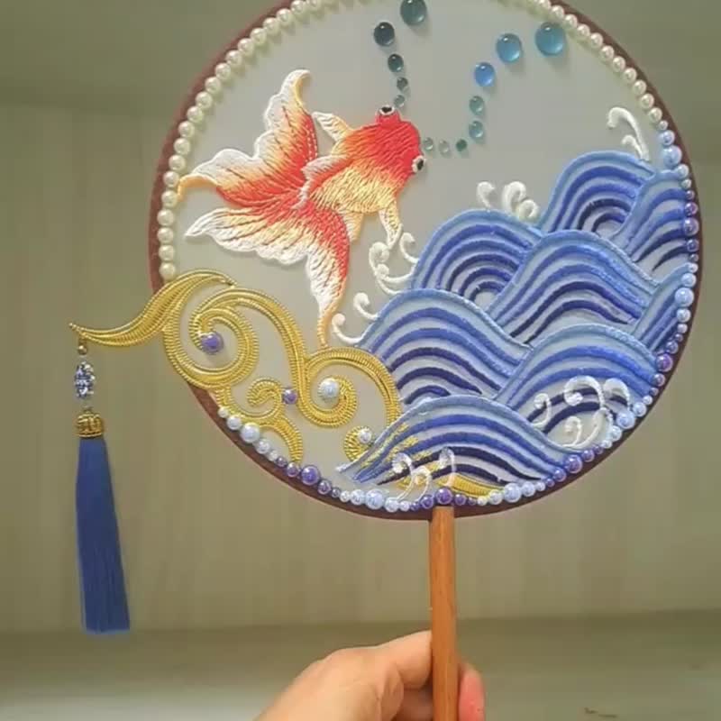 日本浮世绘风~【海浪金鱼】仿刺绣宫扇~双面对称 - 扇子 - 绣线 多色