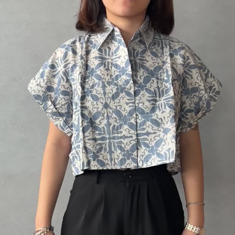 印尼蜡染可爱少女风短版衬衫 PUPUT - 淡蓝花 - PUP023 - 女装上衣 - 棉 蓝色